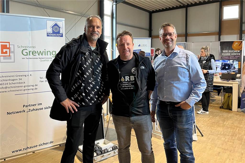 Erste Azubimesse des SV Schermbeck: Direkter Kontakt entscheidend Michael Steinrötter, Torsten Narawitz und Oliver Lesch in der Turnhalle des SV Schermbeck.