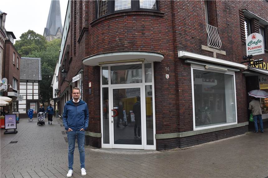 Leerstand in Ex-Boutique Catwalk beseitigt - gleich zwei neue Mieter Michael Szopieray vor der künftigen Bürogemeinschaft "Bauhaus 1929" an der Ecke Steinstraße/Magdalenenstraße in Werne.