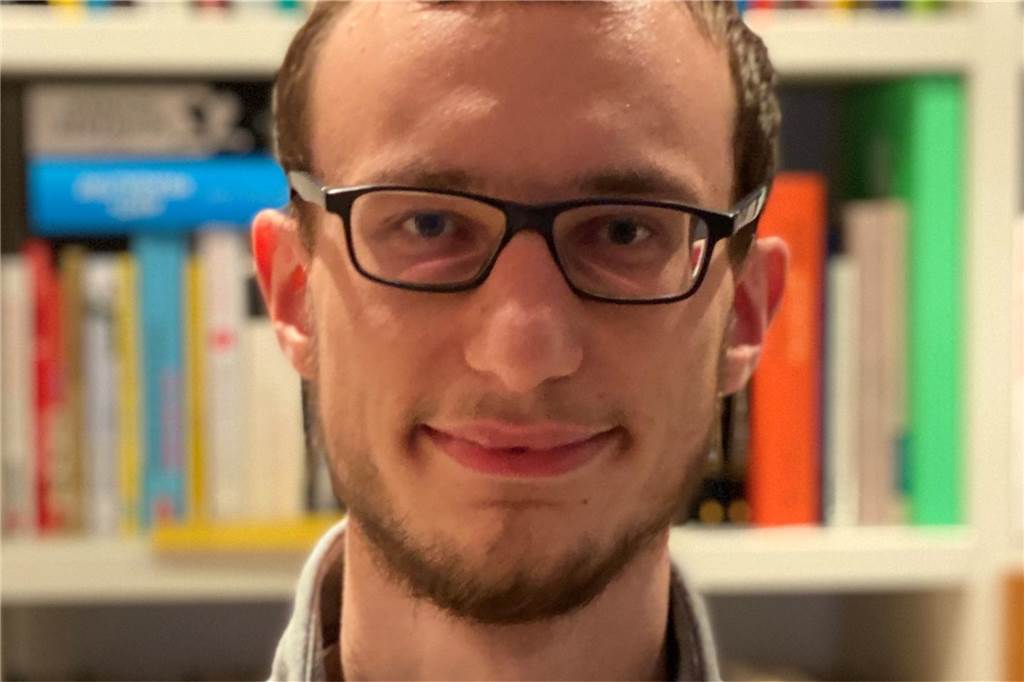 Auf Einsteins Spuren: Michael te Vrugt sucht Rechenfehler nach dem Urknall Michael te Vrugt (25) sammelt wissenschaftliche Lorbeeren als Physiker.