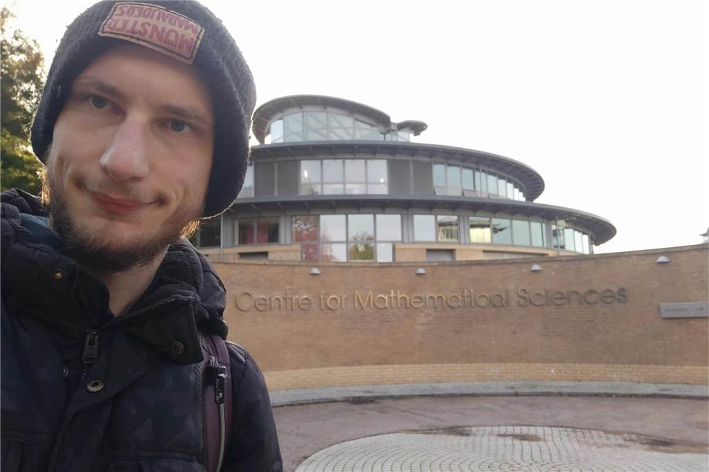 Michael te Vrugt vor dem Mathematischen Zentrum in Cambridge