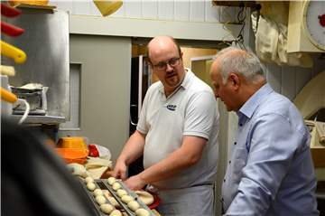 Michael Tenk (l.) und der CDU-Bundestagsabgeordnete Johannes Röring in der Backstube. Die Bonpflicht ist dem Südlohner Bäckermeister ein Dorn im Auge. Röring wollte am Freitagmorgen nichts versprechen, will Michael Tenks Ideen aber mit nach Berlin nehmen.
