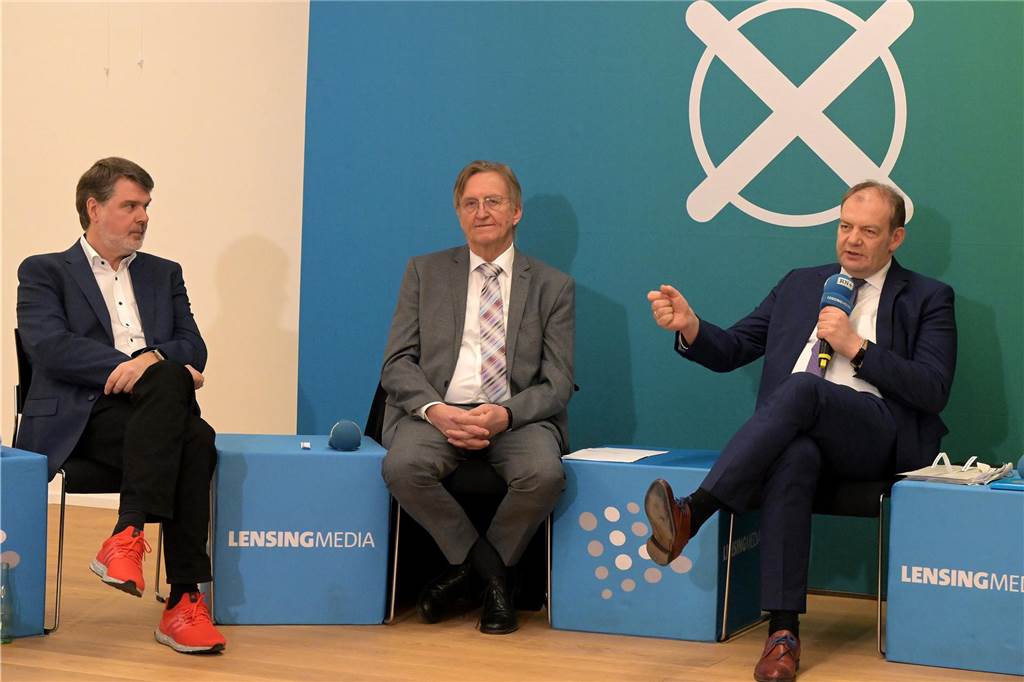 CDU-Kandidat Hilwig: „Schließen Zusammenarbeit mit AfD aus“ Michael Thews (SPD), Georg Schroeter (AfD) und Arnd Hilwig (CDU) diskutieren bei der Wahlarena dieser Redaktion auf der Burg Botzlar in Selm - auch über die sogenannte „Brandmauer“ zu extremistischen Parteien wie der AfD.