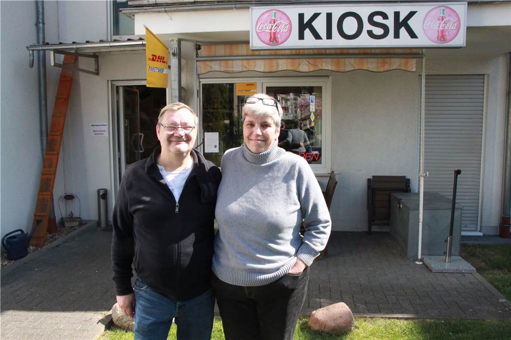 Michael und Ilona Voss betreiben den Kiosk Howis Lädchen schon seit vielen Jahren. Das aus Berlin stammende Paar ist mit seinem Laden an der Jahnstraße ein Anlaufpunkt für Menschen, die gerne mal ins Plaudern kommen. Momentan gibt es fast nur ein Gesprächsthema.