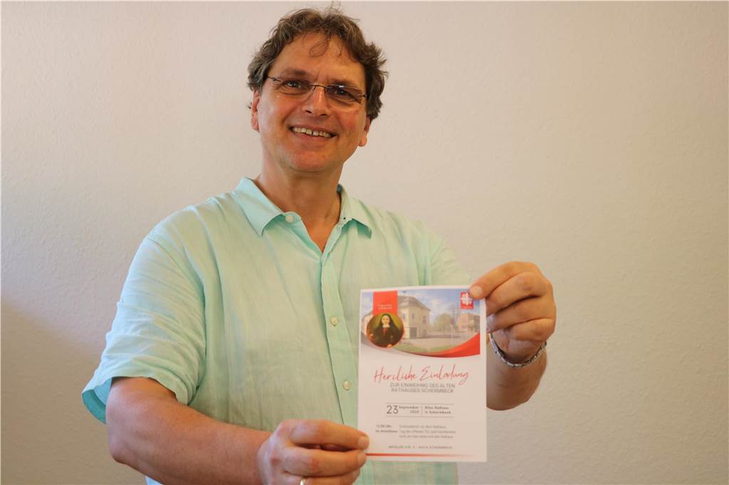 Wegen steigender Armut: Schermbeck bekommt eine Tafel im Alten Rathaus Michael van Meerbeck, Diakon und Caritasdirektor, hält einen Flyer in den Händen.