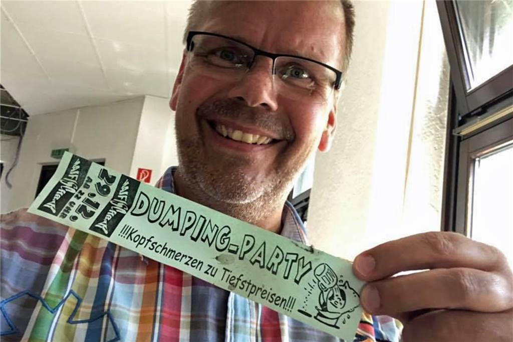 Urlaubs-Tipps am Tresen: Reisebüro zieht in diese ehemalige Kult-Kneipe in Dorsten Michael Vospohl fand beim Umbau diese Eintrittskarte einer Haifischbar-Party.