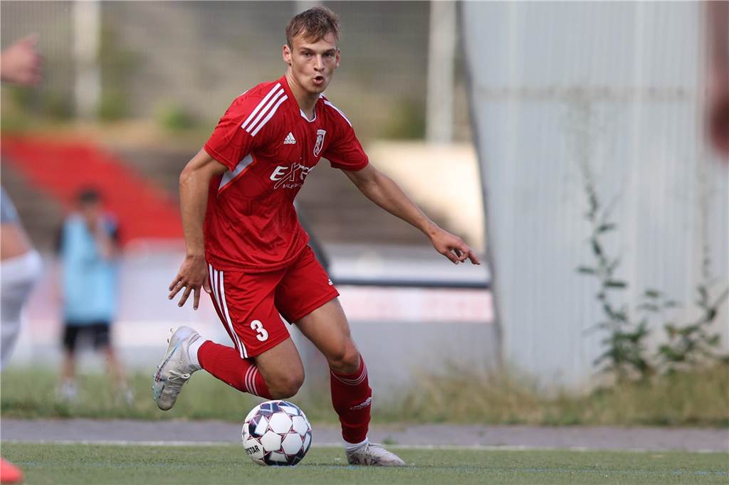 Der Lüner SV im großen Kadercheck Michael Vrljic hat den Ball am Fuß.