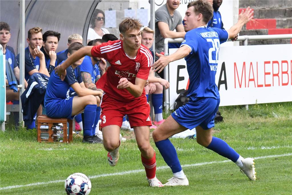 Der Lüner SV hat einen Senkrechtstarter Michael Vrljic geht an seinem Gegenspieler vorbei.