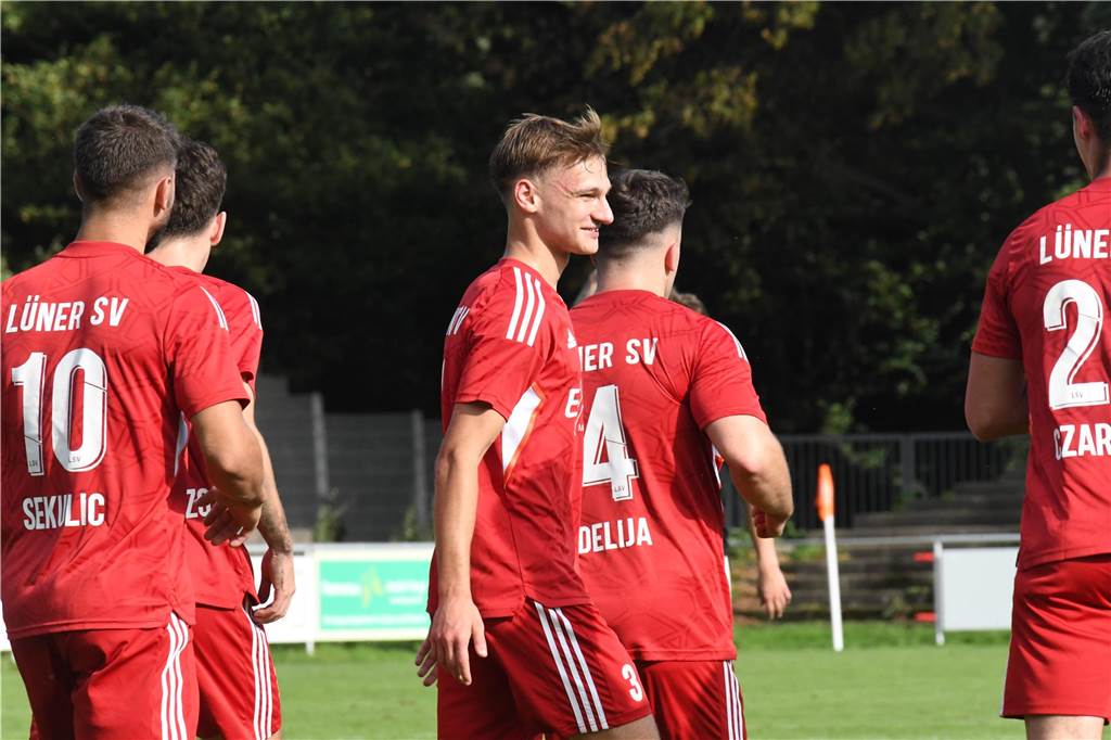 Der Lüner SV hat einen Senkrechtstarter Michael Vrljic lächelt.