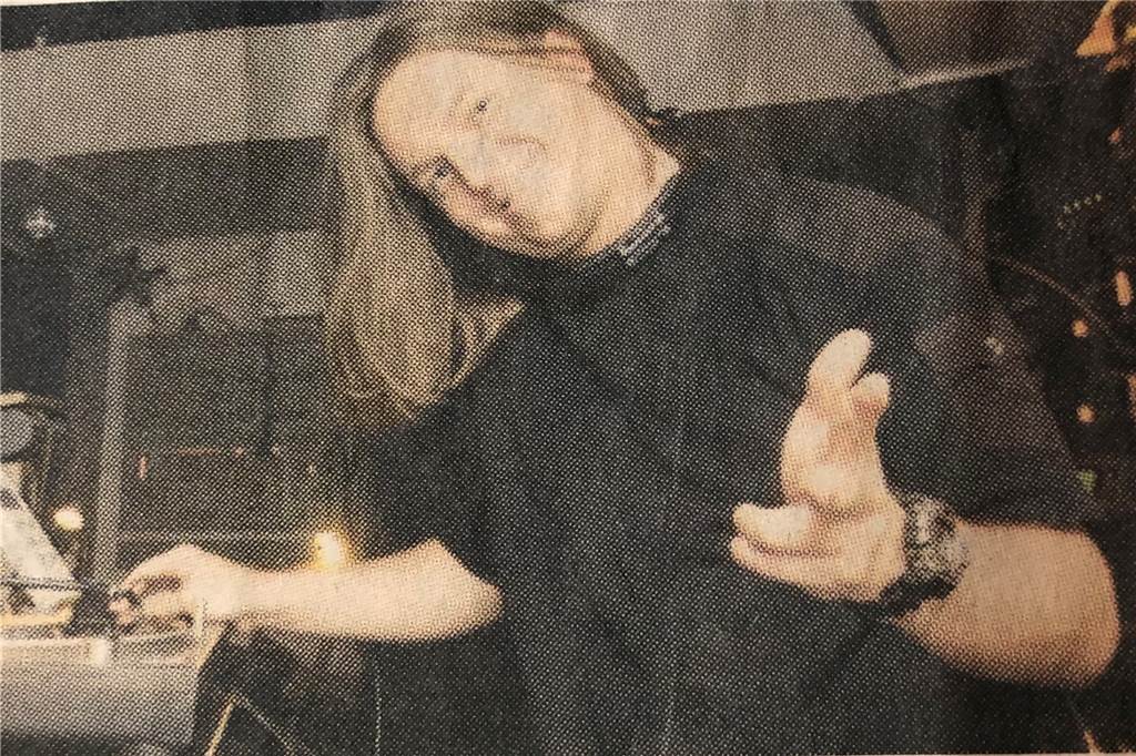 Michael Walter Anfang der 2000er-Jahre am DJ Pult im Village. Das Foto stammt aus einem alten Zeitungsartikel.