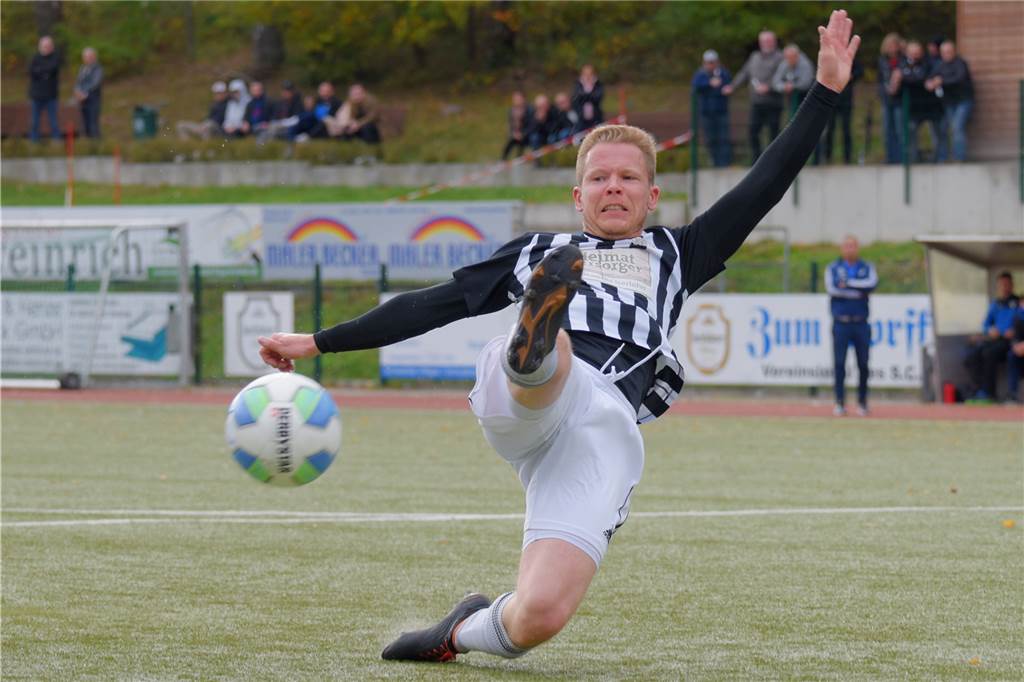 Die Nummer 13 eines Dorfvereins trägt die frühere Hausnummer auf dem Rücken Michael Weigelt hat als D-Jugendlicher beim SC Hennen mit dem Fußballspielen angefangen.