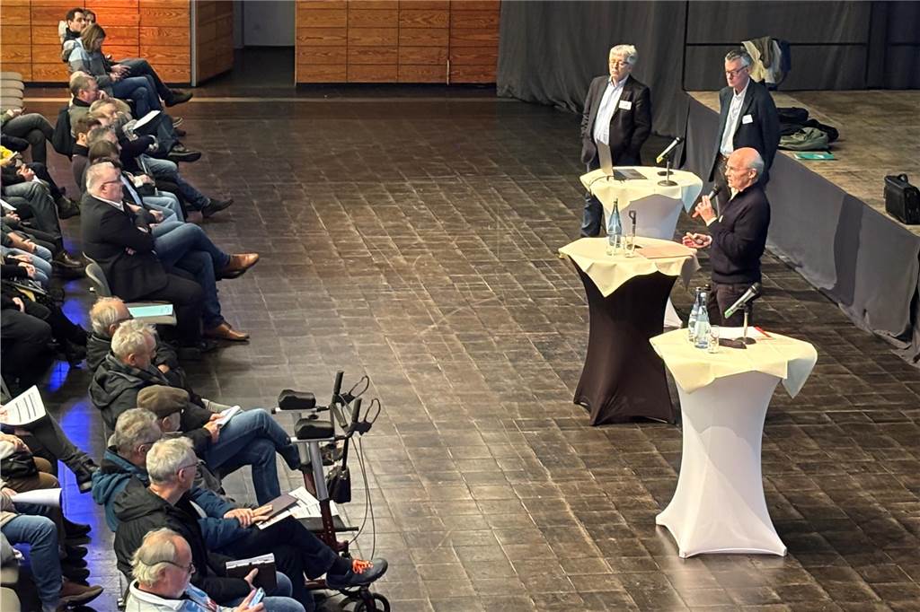 Grundsteuer-Infoabend: „Der Rechtsweg steht Ihnen frei, aber...“ Michael Werner (EUV), Michael Eckhardt (Stadt) und der Moderator der Bürger-Info in der Europahalle (v.l.) zum Thema Grundsteuerreform.