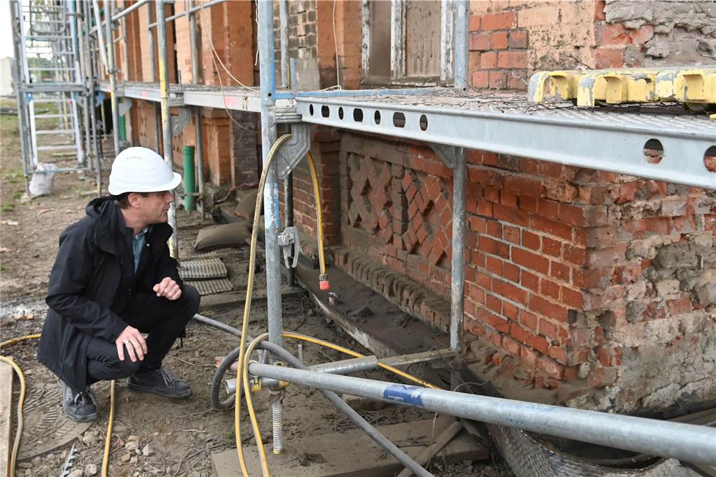 Bahnhofsumbau in Dorsten - ein Blick hinter verrammelte Türen (mit Video) Michael Wieners an der Ostfassade. Hier kann man anhand der Farbproben schon erkennen, wie die dunkle Ziegeloptik künftig aussehen wird.