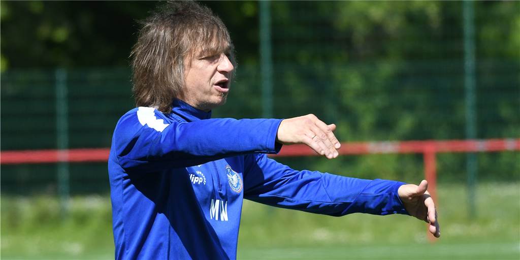 FC Roj gegen FC Castrop-Rauxel: Zwei Trinkpausen und sieben Tore Michael Wurst, Trainer des FC Castrop-Rauxel. Foto Engel (A)