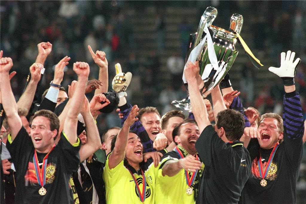 Schwarzgelbes A bis Z: Teil eins - Amoroso bis Fortuna Michael Zorc reckt am späten Abend des 28.Mai 1997 im Münchner Olympiastadion triumphierend und unter dem Jubel seiner Mannschaftskameraden den Henkelpott in die Höhe.