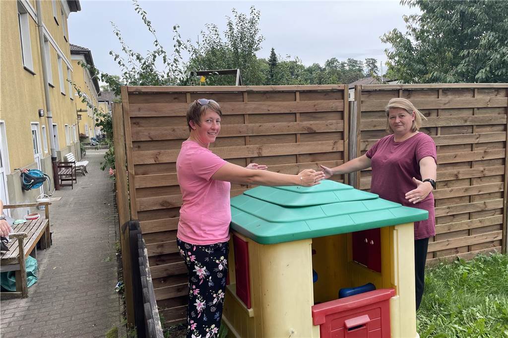 Vivawest-Mieter bangen um ihr Zuhause: „Das wäre mein Untergang“ Michaela Gottschalk (42) und Jaqueline Grenz (40) verlieren 40 Quadratmeter ihres Gartens. Zum Ausgleich bekommen sie diese kleine Fläche, auf der aktuell noch ein Spielgerät steht.