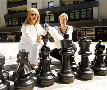 Michaela Pape-Dixon (Reformhaus Dixon) und Stadtplanerin Susanne Linnebach auf dem öffentlichen Schachbrett am Friedrich-Ebert-Platz in Hörde.