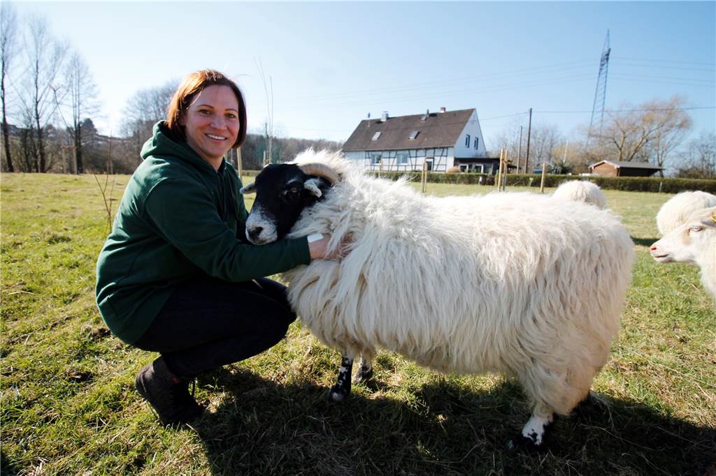 Schaf zu Tode gefüttert: Menschliche Ignoranz macht Lämmer zu Waisen Michaela Schultz-Franck hat sich am Emscherquellhof kürzlich den Traum einer Erlebnis- und Naturpädagogik erfüllt. Der Vorfall in Opherdicke bestärkt sie darin, Wissen über Tiere und Pflanzen zu vermitteln.