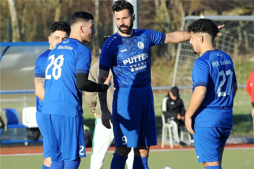 westhofen gegen fc wetter Michalis Kakoulidis (2.v.re.) erzielte in Westhofen das einzige Tor des Tages.