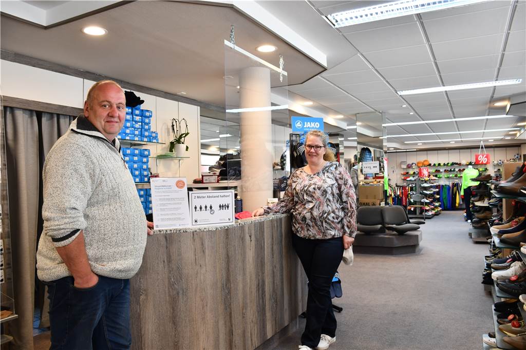 Ganz oder gar nicht: Nordkirchener Einzelhändler zu 2G-Stichproben Micheal Bomholt und seine Frau Bärbel setzten die „stichprobenartige“ Kontrolle in ihrem Schuhgeschäft an der Schloßstraße so um, dass sie jeden zweiten Kunden kontrollieren.