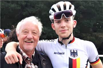 Michel Heßmann - hier mit RSV-Vorsitzendem Hans Kuhn - holte sich die Silbermedaille bei der DM auf dem Sachsenring.