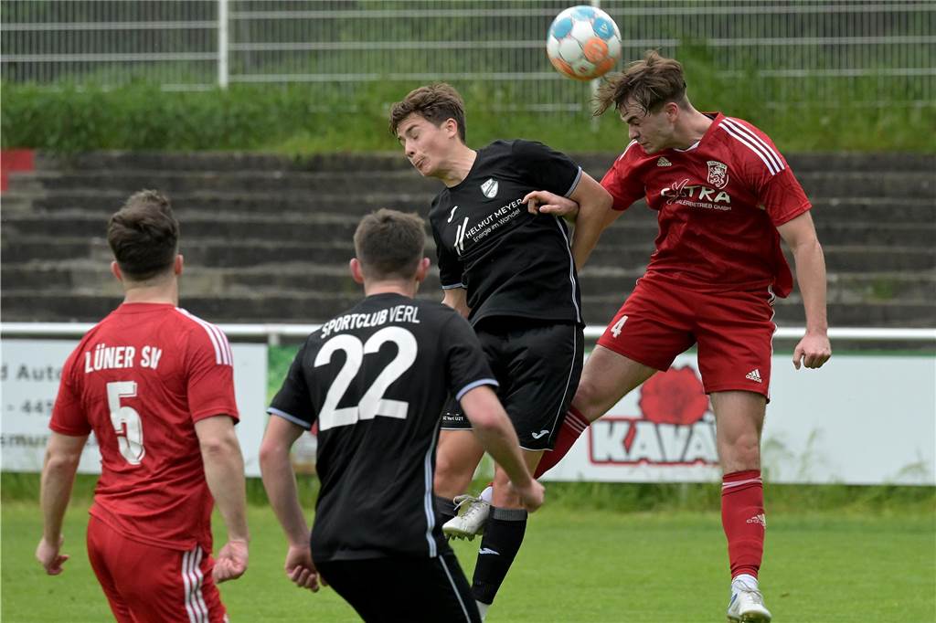 Lüner SV verliert auch gegen SC Verl II Michel Holzenthal vom Lüner SV köpft den Ball