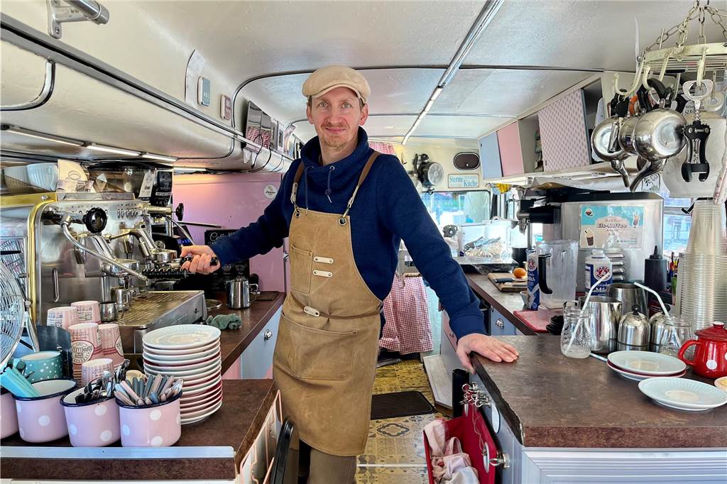 Dortmunds schönster Bus ist ein Café: Michèl Malcin parkt mitten in der City Michèl J. Malcin in der Gastro-Küche seines Doppellecker-Busses.