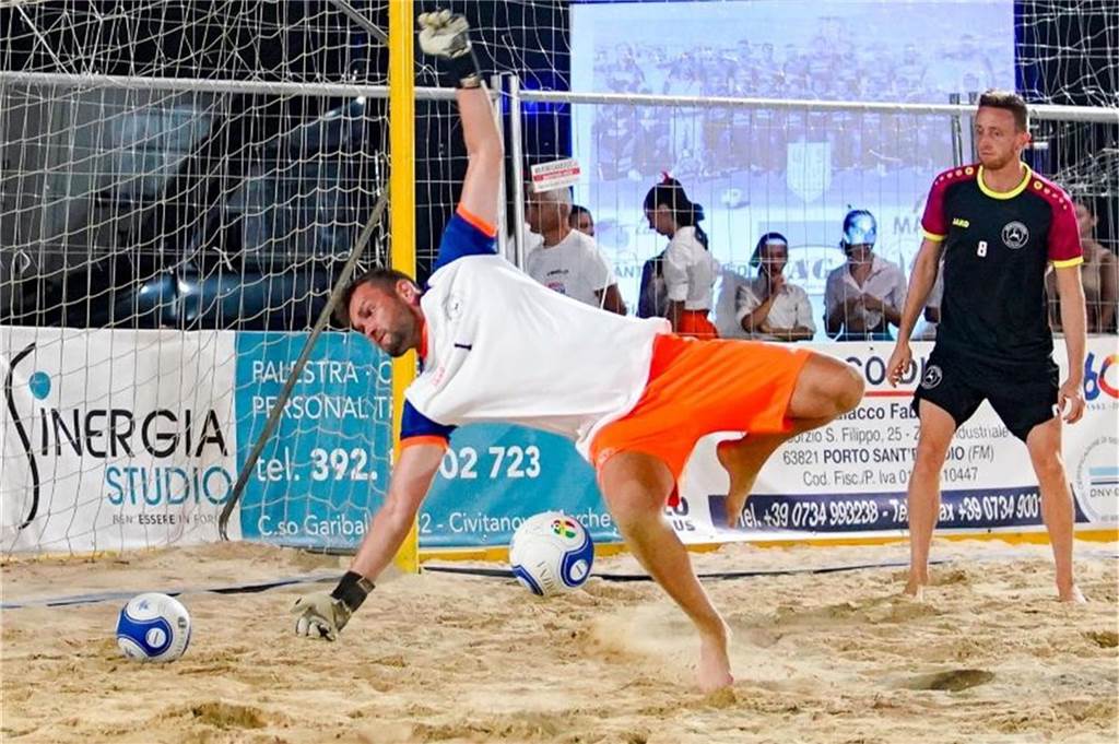 Michel Josch pariert einen Ball. 
