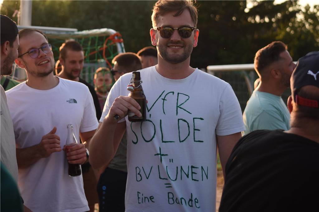 BV Lünen steigt nachträglich doch noch in die Kreisliga A auf: Eskalation als Zuschauer in Hamm Michel Josch vereinigte am Sportplatz beide Vereine auf einem T-Shirt.