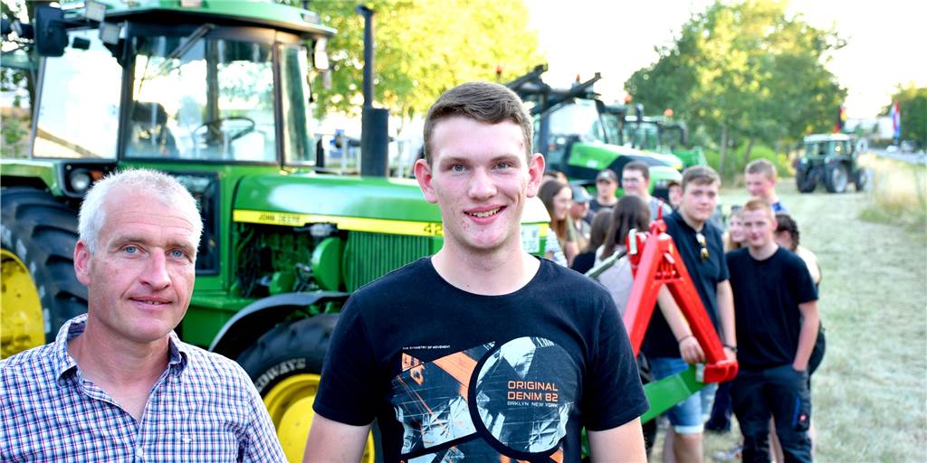 Michel Pieper-Weitze (17) aus Graes würde gerne den landwirtschaftlichen Betrieb seiner Familie wieder aufbauen. Doch in der momentanen Situation macht ihm das große Sorgen. Josef Büning, Landwirt aus Ahle, kann das nur zu gut verstehen. Gemeinsam haben sie am Montagabend nahe der Autobahn für die Interessen der Landwirte demonstriert.