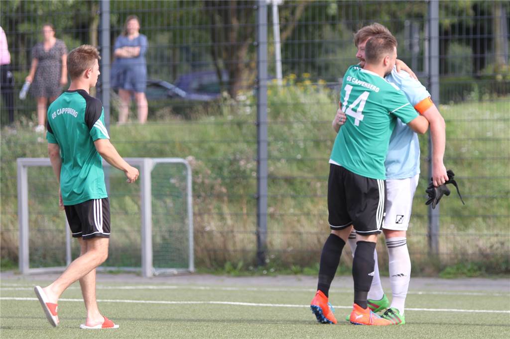 Dramatik Pur! 24. Elfmeter entscheidet Pokal-Duell zwischen GS Cappenberg und FC Overberge Michel Zentgraf (grün) tröstet Bendix Wagner (blau) nach dessen Fehlschuss.
