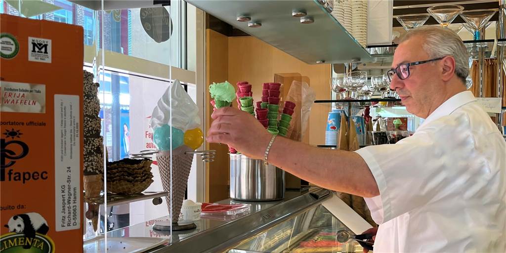 Michele arbeitet im Eiscafé Dolimiti und geht trotz der heißen Temperaturen von keinem Ansturm auf sein Eis aus.