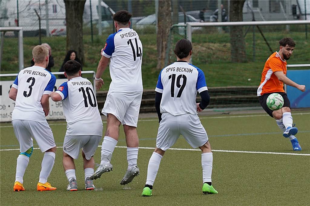 Meisterschaft ade: Holzwickedes A-Junioren können Titelrennen wohl abhaken Michele Teofilo (r.) bei einem Freistoß aus 16 Metern, der knapp mittig über das Beckum-Tor ging. Sein HSC unterlag mit 1:2.