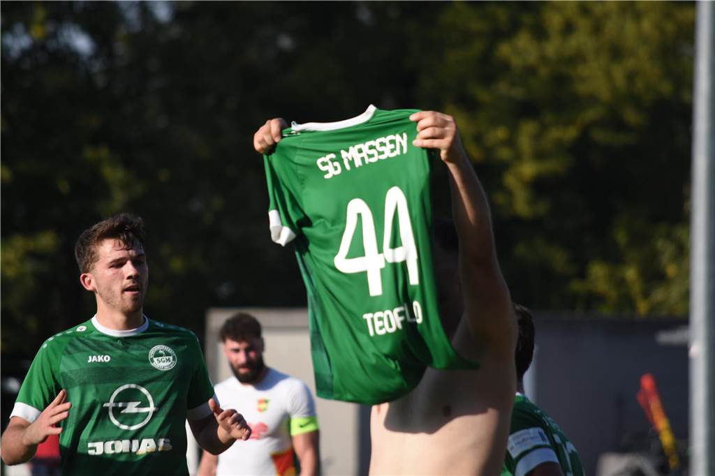 Furiose SG Massen schlägt ungeschlagenen FC Roj Michele Teofilo setzte den Schlusspunkt mit dem Tor zum 6:2.