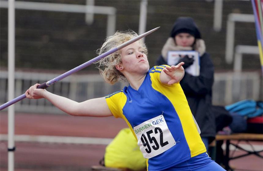 Michelle Althaus trifft auf Olympia-Teilnehmer Michelle Althaus vom TB Rauxel wirft bei der U20-DM in Wattenscheid ihren Speer.