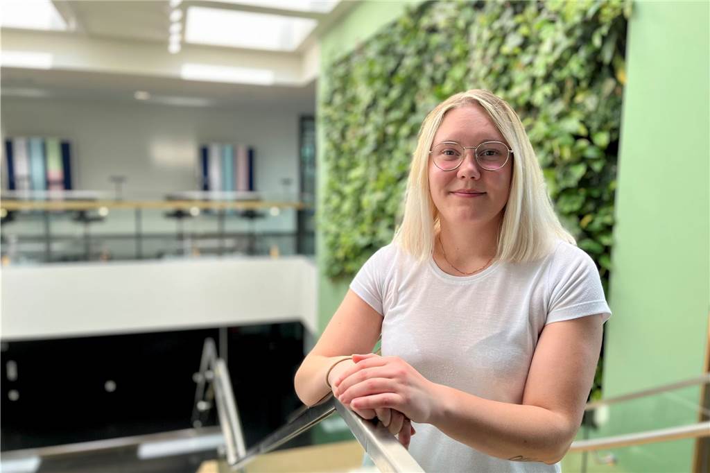 Michelle (25) aus Dortmund ist Deutschlands beste Nachwuchs-Fleischerin Michelle Grunert, bundesbeste Nachwuchsfleischerin, in der Rewe-Zentrale in Asseln.