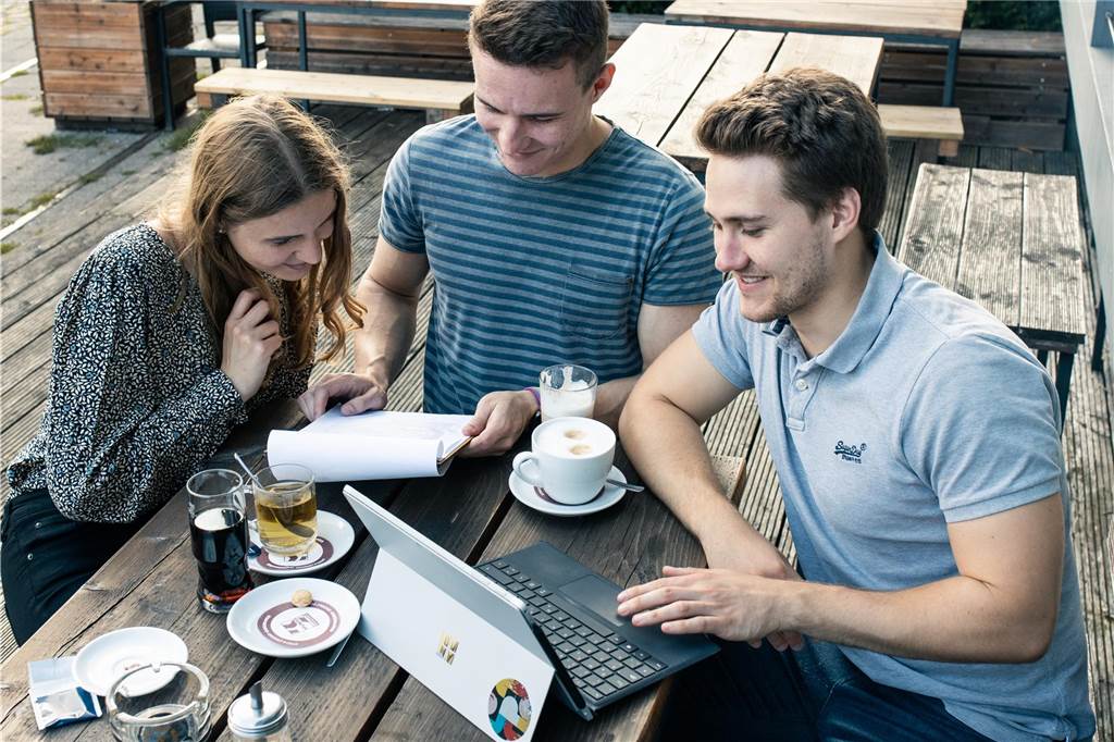 Eine App für die passende Ernährung: Diagnose bei Unverträglichkeiten Michelle Hoffmann, Lukas Jochheim und Stefan Wobbe sind nach ersten Tests zufrieden. Bei mehreren Probanden trat mit Anwendung ihrer App eine schnelle Linderung der Beschwerden ein.