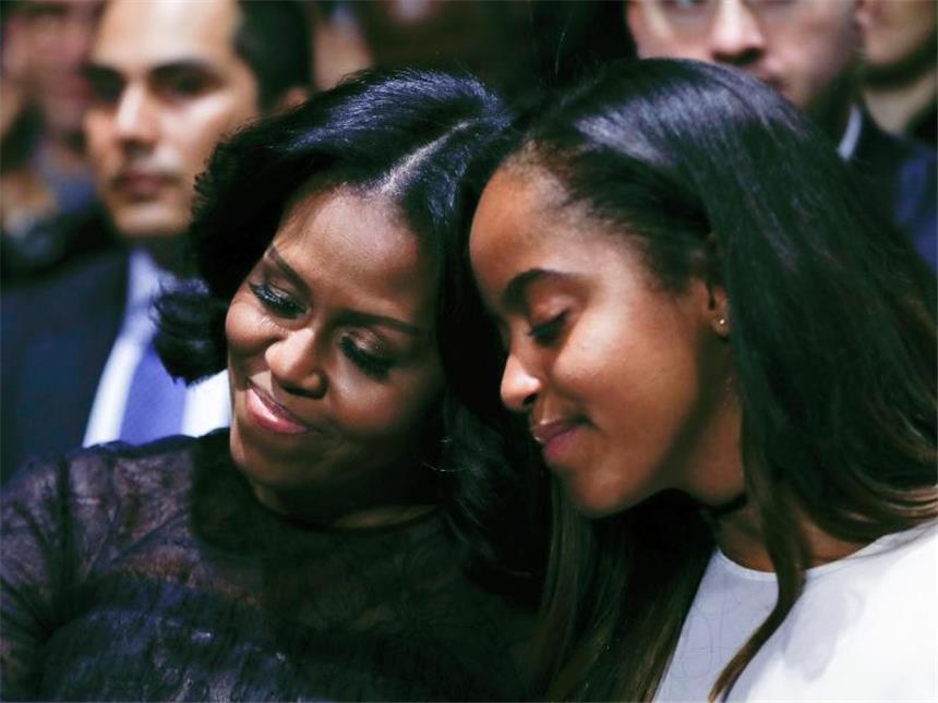 Michelle Obama und Tochter Malia lehnen während der Abschiedsrede die Köpfe aneinander. Foto: Pablo Martinez Monsivais