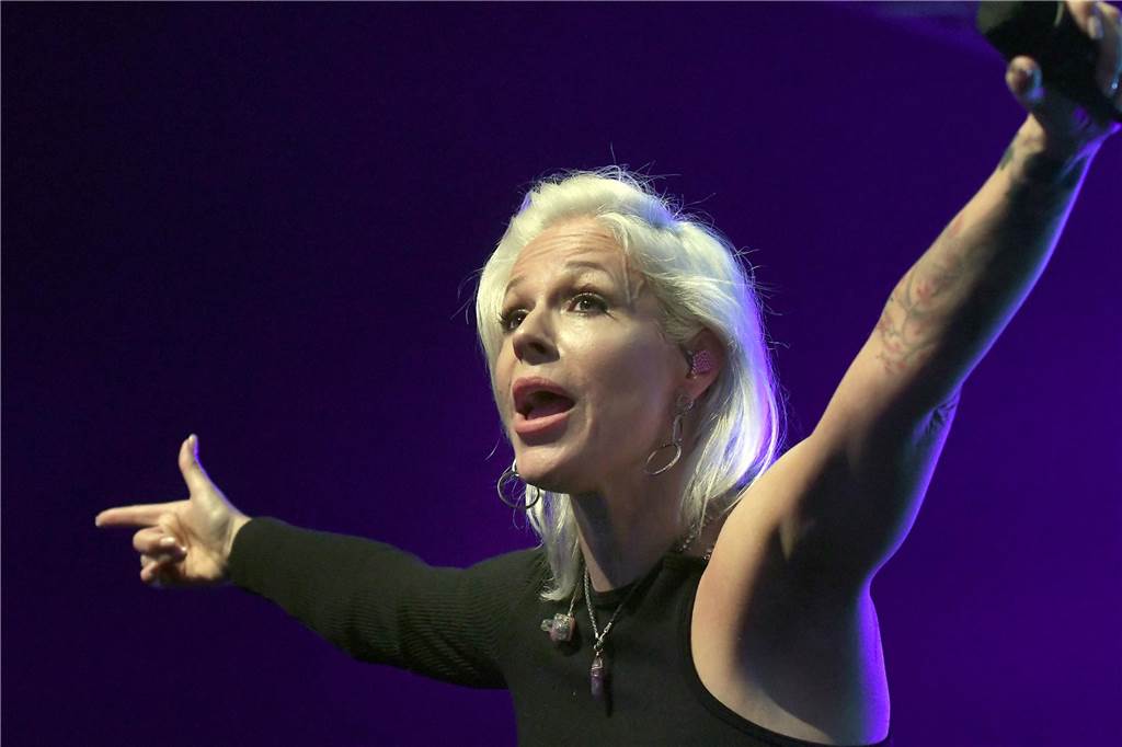 Michelle war einer der Headliner bei der Solidarfonds-Schlagerparty 2023 in Castrop-Rauxel. Am frühen Abend stand sie noch im Megapark auf Mallorca auf der Bühne. Den Tag brachte sie dann in Castrop-Rauxel zu Ende.
