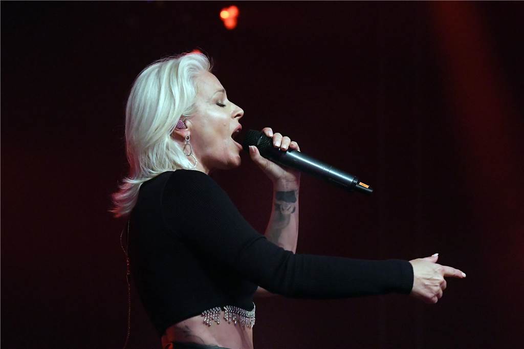 Michelle war einer der Headliner bei der Solidarfonds-Schlagerparty 2023 in Castrop-Rauxel. Am frühen Abend stand sie noch im Megapark auf Mallorca auf der Bühne. Den Tag brachte sie dann in Castrop-Rauxel zu Ende.