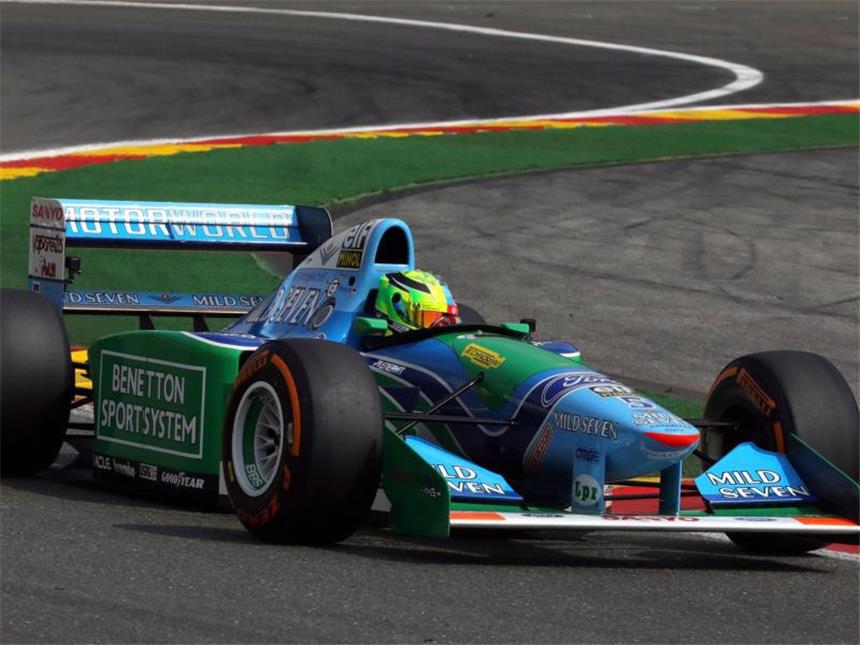 Mick Schumachers Ehrenrunde für den Vater: "Es war mega" Mick Schumacher dreht zum Jubiläum des ersten Sieges seines Vaters Michael Schumacher vor 25 Jahren in Spa eine Ehrenrunde in dessen damaligen Wagen. Foto: Olivier Matthys