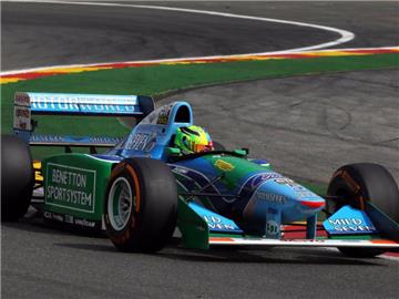 Mick Schumacher dreht zum Jubiläum des ersten Sieges seines Vaters Michael Schumacher vor 25 Jahren in Spa eine Ehrenrunde in dessen damaligen Wagen. Foto: Olivier Matthys