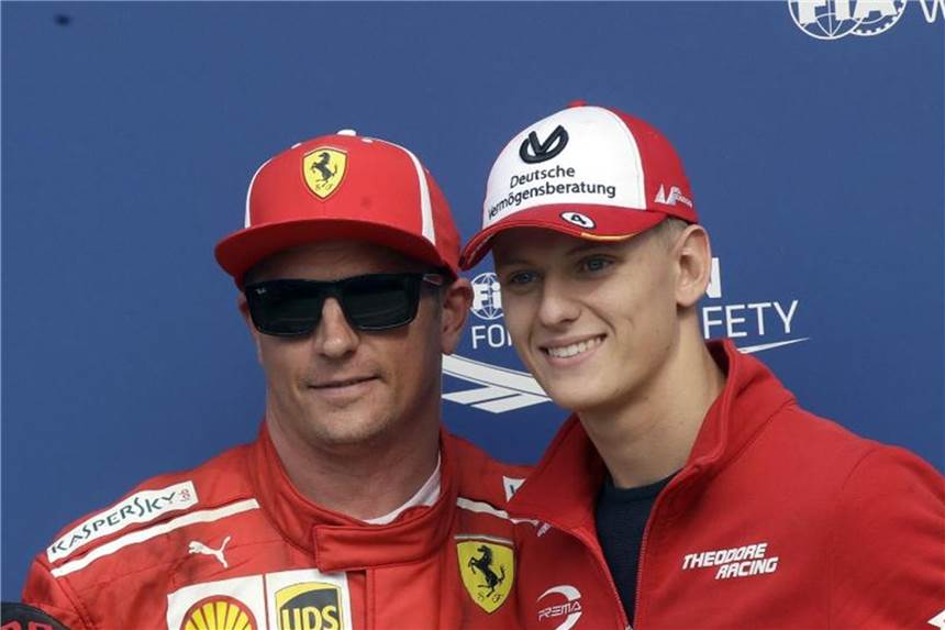 Mick Schumacher (r) posiert auf der Rennstrecke von Monza nach dem Qualifying mit Ferrari-Pilot Kimi Räikkönen. Foto: Luca Bruno/AP