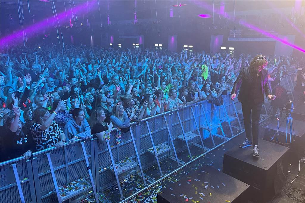 Der Abend seines Lebens: Ben Zucker singt mit über 2000 Leuten nur für Phil (13) Mickie Krause bei seinem Auftritt, dem letzten einer langen Partynacht, bei der Schlagerparty der Stiftung Solidarfonds NRW im 35. Jahr ihres Bestehens.
