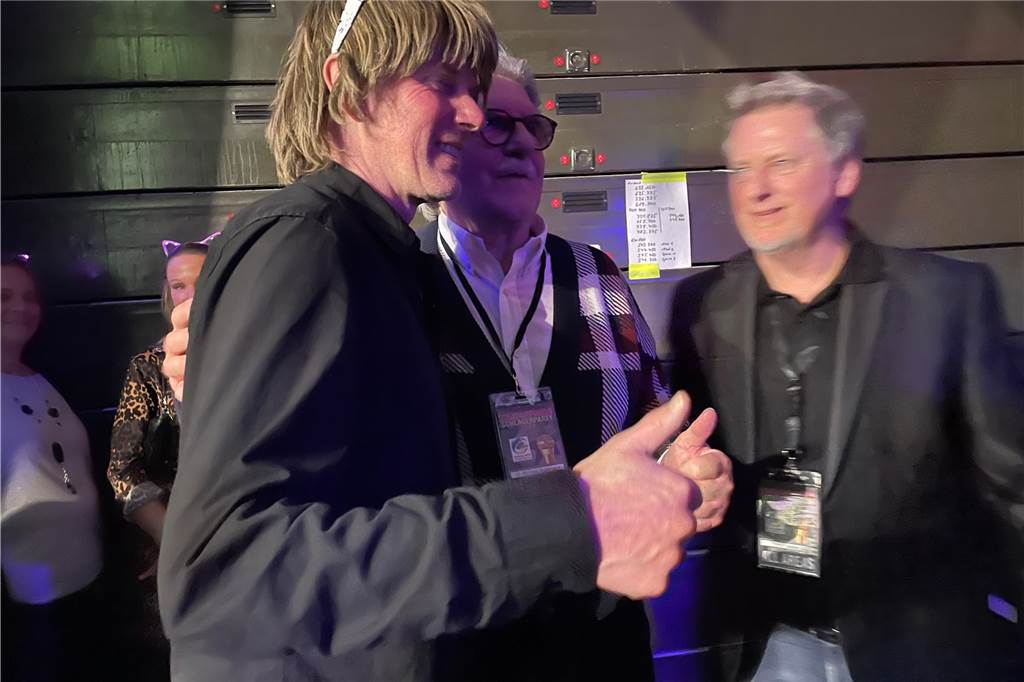 Solidarfonds feiert ausverkaufte Schlagerparty beim Debüt für Ben Zucker Mickie Krause mit Dr. Michael Kohlmann (M.) nach dem Auftritt bei der Schlagerparty 2024 in der Castrop-Rauxeler Europahalle.