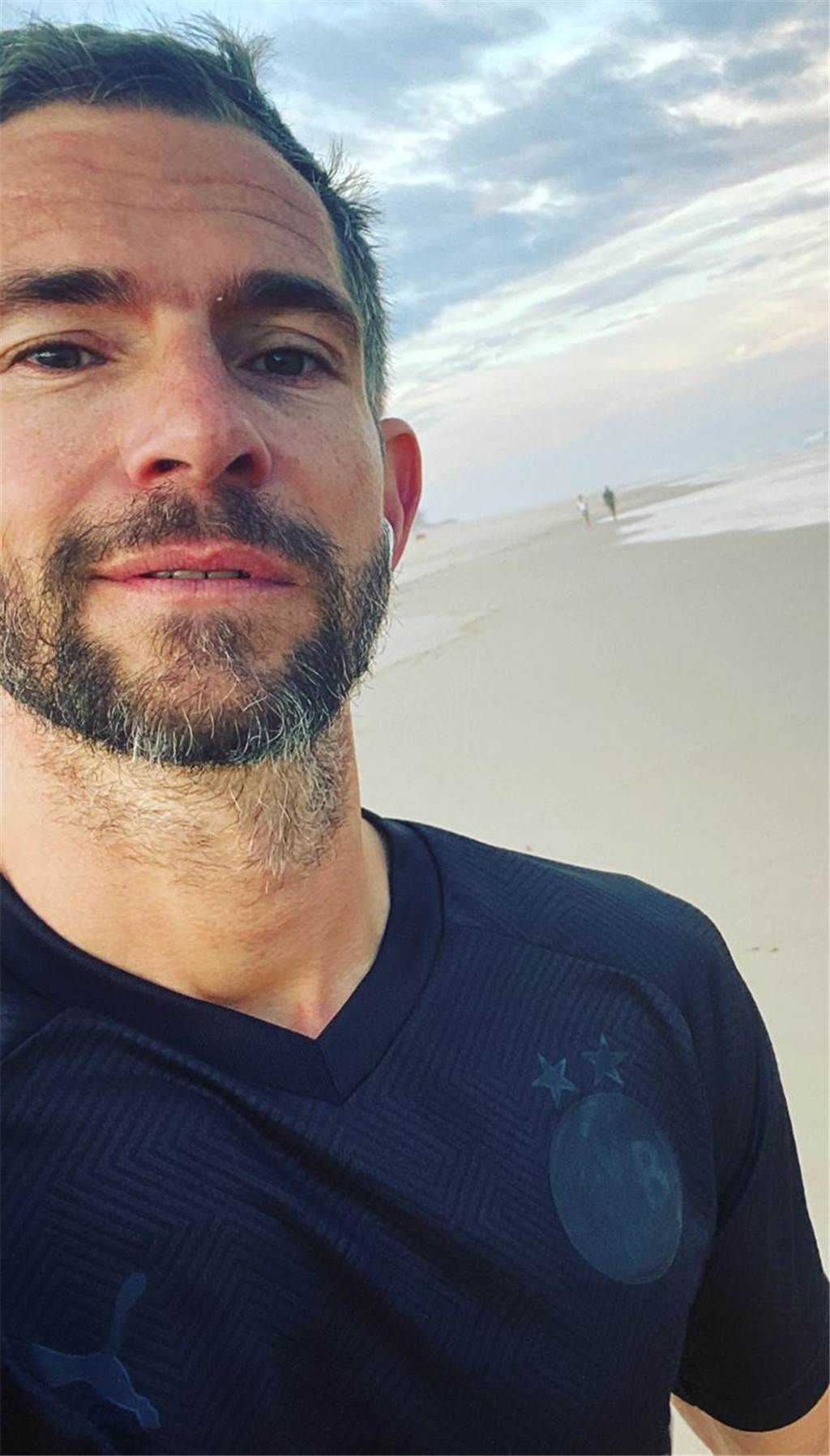 BVB-Fan Micky Beisenherz: „Eigentlich wäre Schalke der verdiente Meister“ Micky Beisenherz im Australien-Urlaub mit BVB-Trikot.