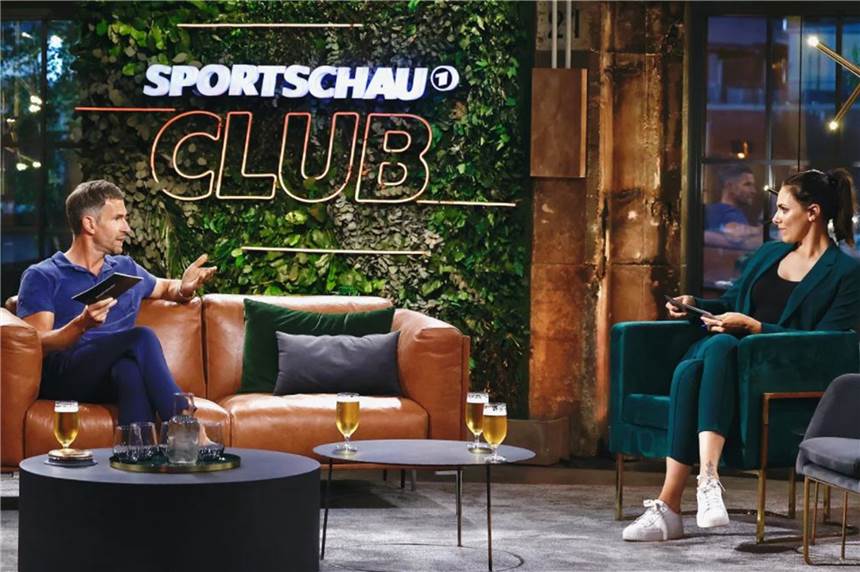 Aus für ARD-Sendung mit Gastgeber Micky Beisenherz Micky Beisenherz moderierte den Sportschau-Club bei der Fußball-EM zusammen mit Esther Sedlaczek. Nun wird die Sendung, die oft als eine Art Verlängerung nach den Länderspiel-Analysen in der ARD lief, abgesetzt.