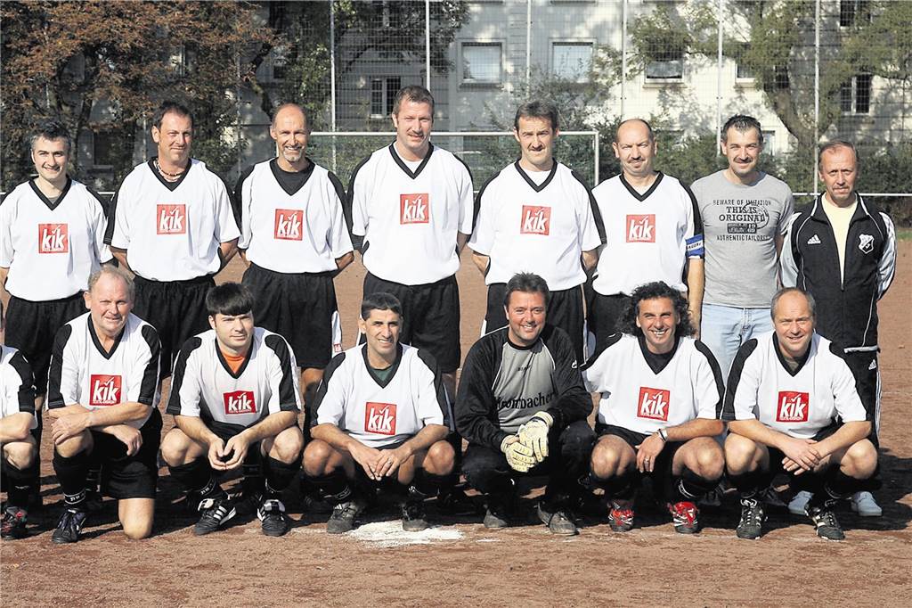 Nordstadt-Legende: Zwischen Merkur und Bövinghausen gibt es einen himmelweiten Unterschied Micky Schwarz (Kapitän) gehörte auch zum FC-Merkur-Allstar-Team.