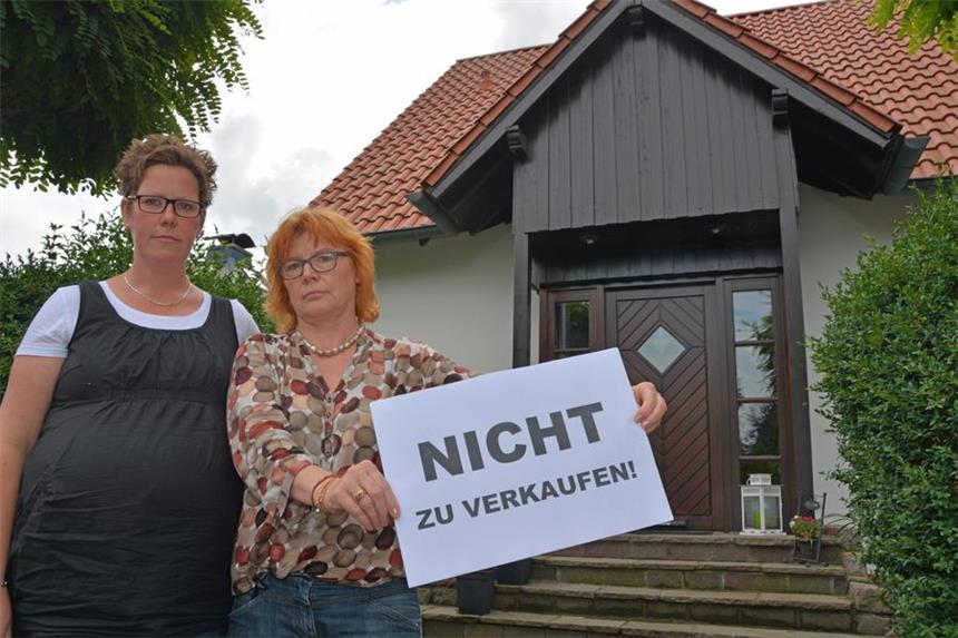 Wenn das eigene Haus online zum Verkauf steht Mieterin Momo Kühn (l.) und Eigentümerin Ulla Führling waren fassungslos, als sie von der Annonce im Internet erfuhren - die Interessierten standen in Scharen vor dem Haus.