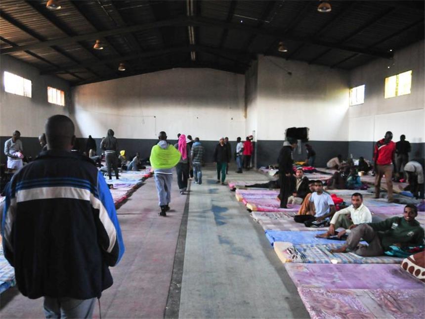 Wenn Grenzschützer an Grenzen stoßen Miganten aus Afrika im Schlafsaal eines Flüchtlingslagers bei Tripolis. Auf ihrem Weg nach Europa wurden sie auf dem Mittelmeer von der libyschen Küstenwache gestoppt und in das Lager gebracht. Foto: Simon Kremer/Archiv
