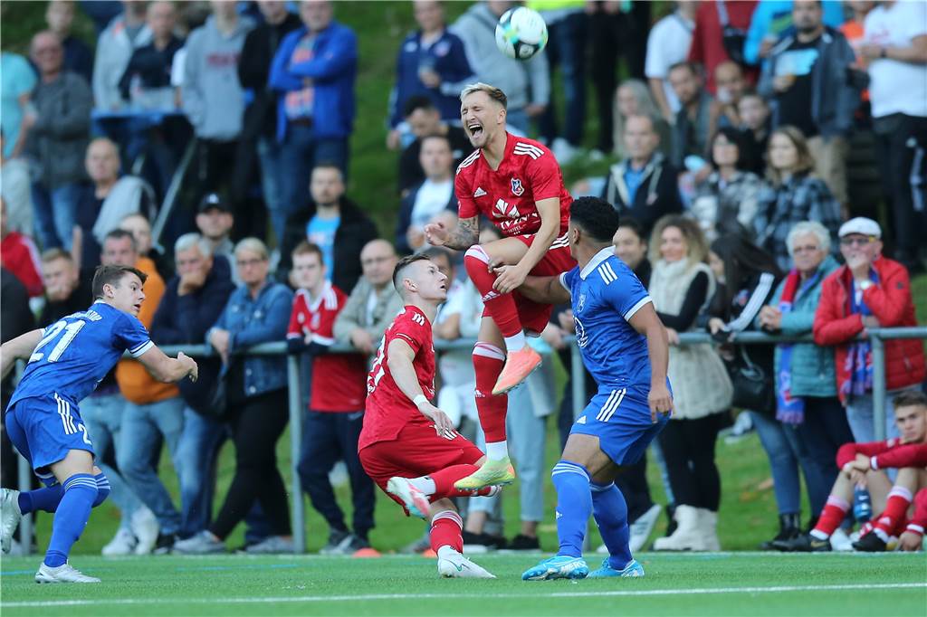So schlagen sich die U23-Meisterhelden: Einer spielt in der Bundesliga, einer im Amateurfußball Migel-Max Schmeling (springend) ist beim Westfalenligisten TuS Bövinghausen gesetzt und steht mit dem TuS auf dem ersten Tabellenplatz.